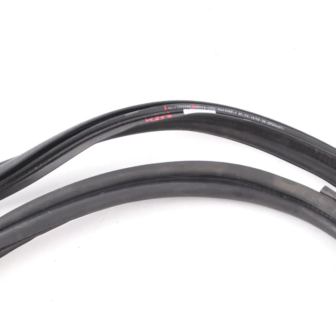 Mercedes W213 Portellone posteriore Guarnizione Striscia tenuta A2137500098 - SKU A2137508000 - Numero di parte A2137508000