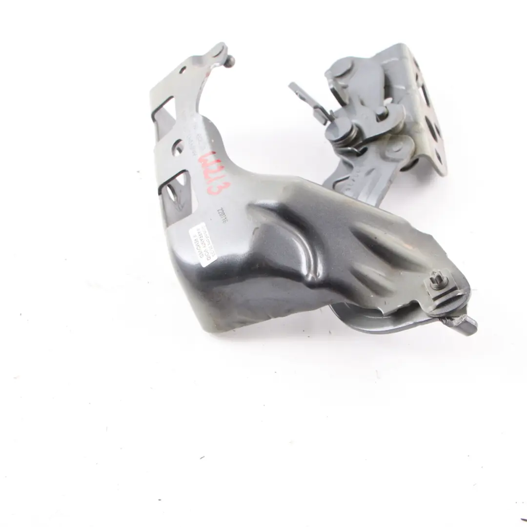 Cerniera cofano sinistro cofano anteriore Grigio Selenite - 992 per Mercedes W213 con numero di parte A2138800128 Mercedes W213 Cerniera cofano sinistro cofano anteriore Grigio Selenite - 992 - SKU A2138800128-SEL - Numero di parte A2138800128