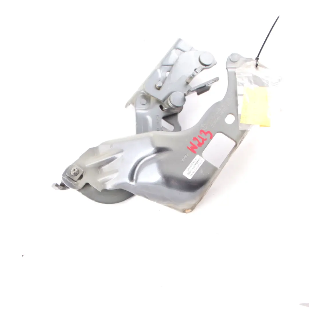 Cerniera cofano Mercedes W213 S213 Cofano anteriore destro Grigio Selenite - 992 per con numero di parte A2138800228 Cerniera cofano Mercedes W213 S213 Cofano anteriore destro Grigio Selenite - 992 - SKU A2138800228-SEL - Numero di parte A2138800228