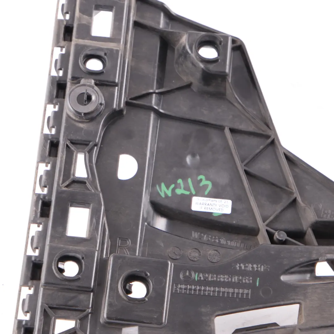 Mercedes W213 Guida paraurti posteriore lato destro supporto staffa - SKU A2138850263 - Numero di parte A2138850263