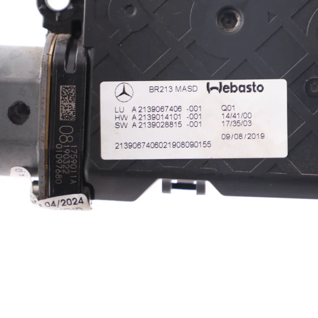 Moteur toit ouvrant Panoramique coulissant pour Mercedes W213 à propos du numéro de pièce A2139067406 Mercedes W213 Moteur toit ouvrant Panoramique coulissant - SKU A2139067406 - Numéro de pièce A2139067406