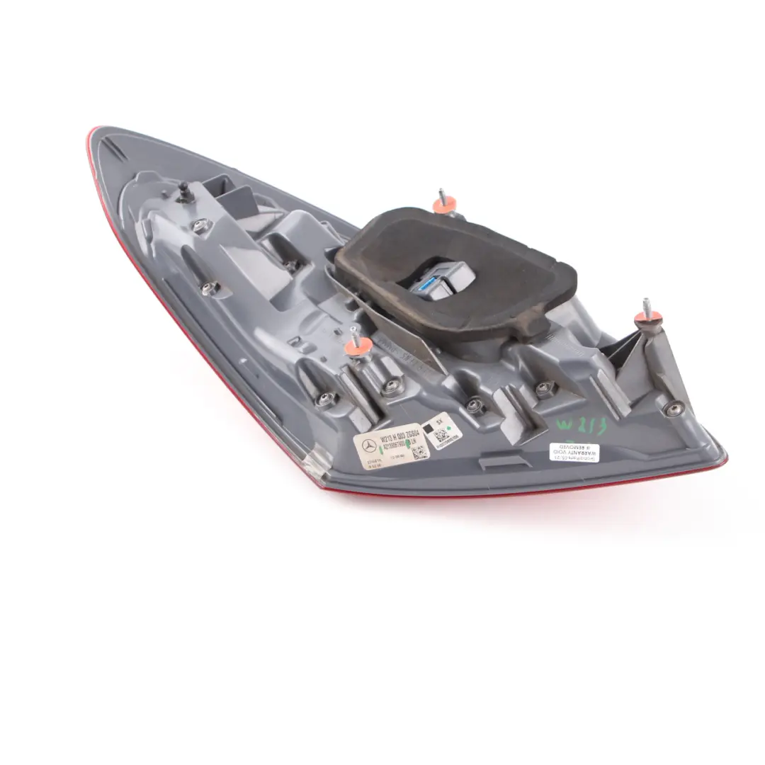 Fanale posteriore Berlina Sinistra Pannello laterale per Mercedes W213 con numero di parte A2139067900 Mercedes W213 Fanale posteriore Berlina Sinistra Pannello laterale - SKU A2139067900 - Numero di parte A2139067900