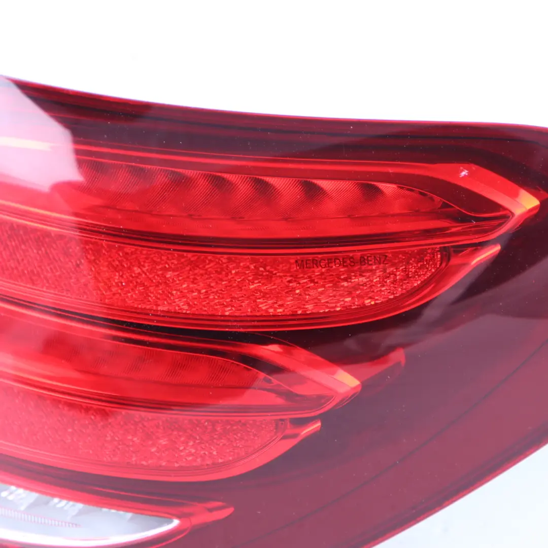  Rückleuchte Mercedes W213 Limousine Rechts O/S Rücklicht Seitenwand - SKU A2139068000 - Teilenummer A2139068000