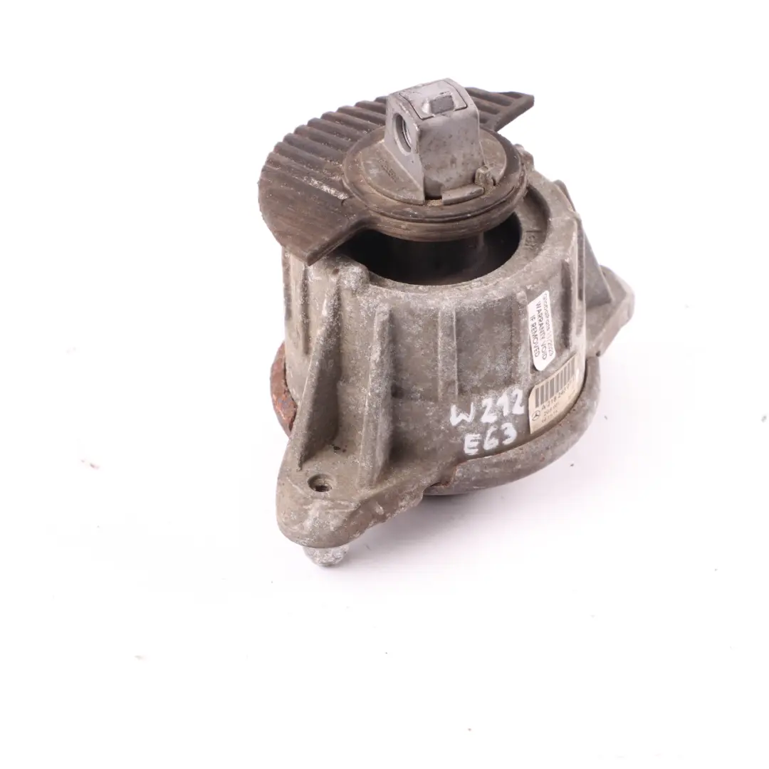 Łapa Poduszka Silnika Lewa do Mercedes W212 E63 C218 AMG M157 o numerze A2182400717 Mercedes W212 E63 C218 AMG M157 Łapa Poduszka Silnika Lewa - SKU A2182400717 - Numer Części A2182400717