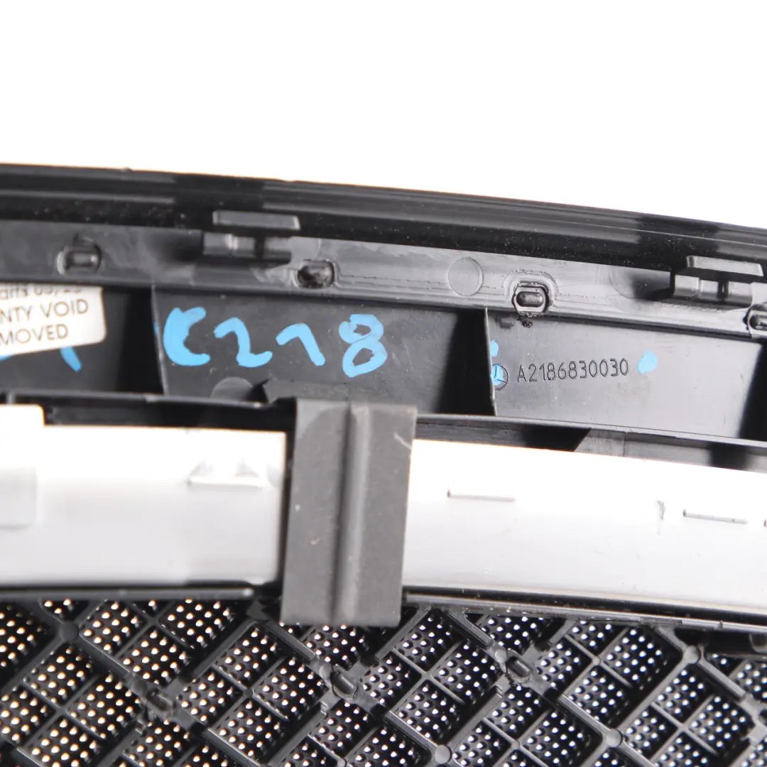 W218 Luz Freno Trasera Tercera Cubierta Moldura Negro para Mercedes CLS con número de pieza A2186830030 Mercedes CLS W218 Luz Freno Trasera Tercera Cubierta Moldura Negro - SKU A2186830030 - Número de pieza A2186830030