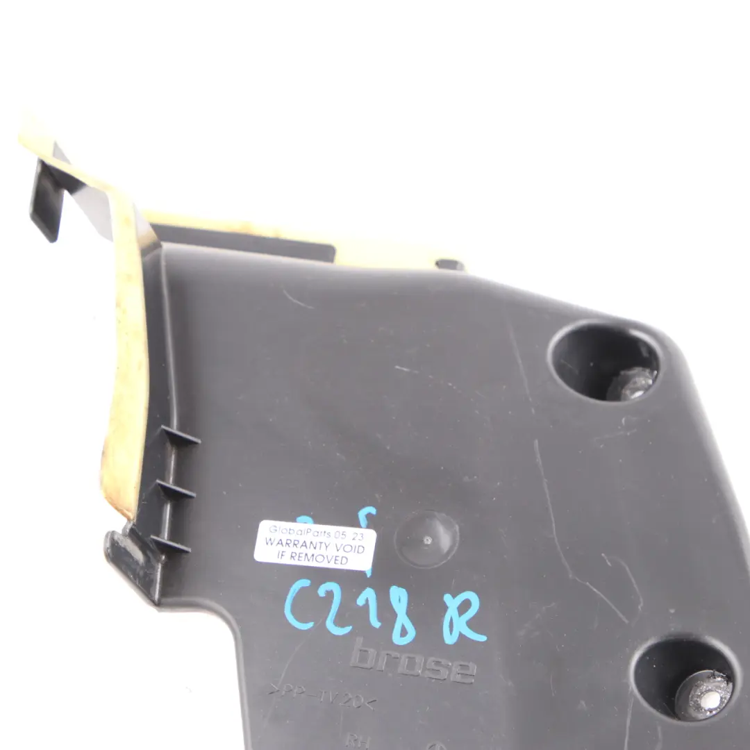 W218 Osłona Zamka Prawy Przód do Mercedes CLS o numerze A2187230408 Mercedes CLS W218 Osłona Zamka Prawy Przód - SKU A2187230408 - Numer Części A2187230408