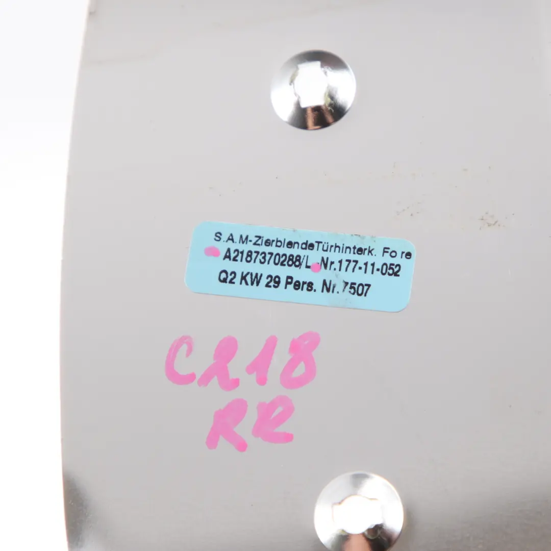 W218 Tapa Tarjeta De Puerta Borde Trasero Derecho Cromo para Mercedes CLS con número de pieza A2187370288 Mercedes CLS W218 Tapa Tarjeta De Puerta Borde Trasero Derecho Cromo - SKU A2187370288 - Número de pieza A2187370288