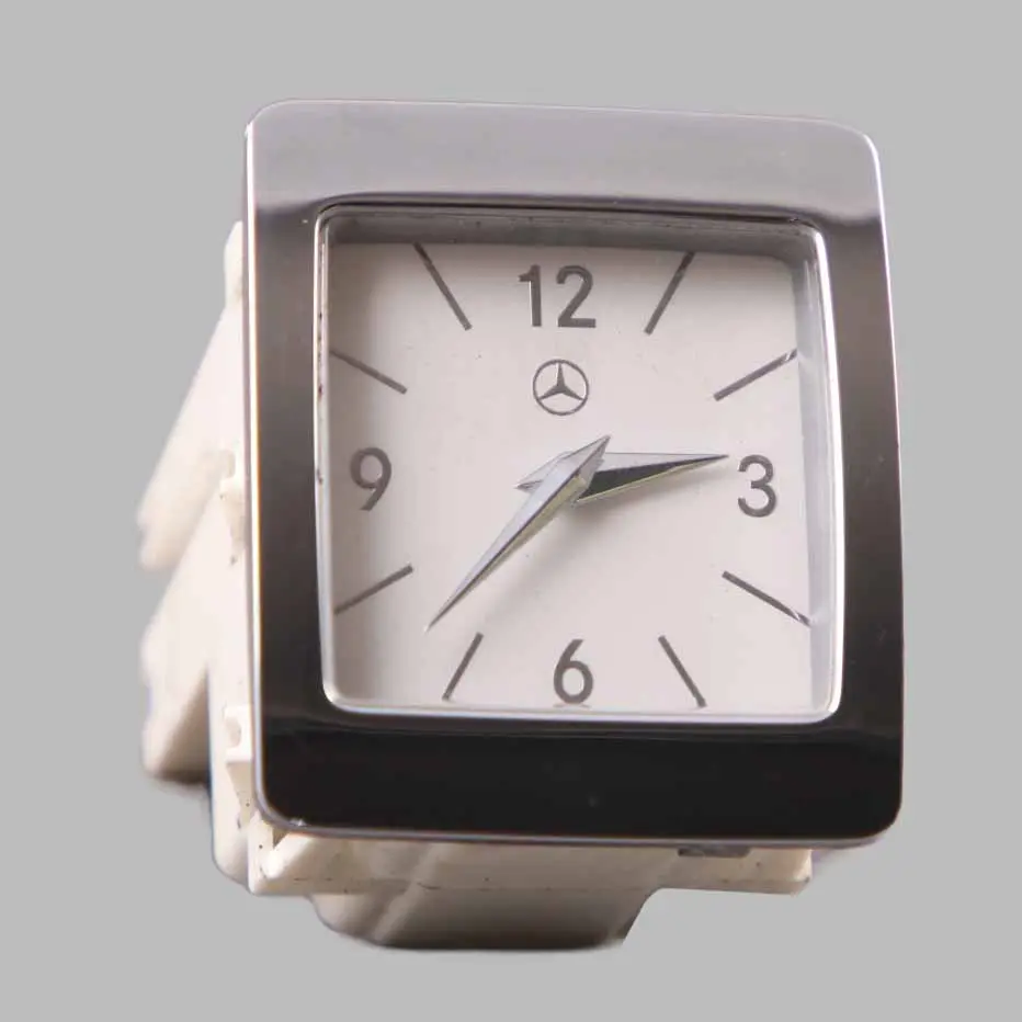 Mercedes-Benz Classe E W207 W212 Tableau de bord horloge analogique pour à propos du numéro de pièce A2188270000 Mercedes-Benz Classe E W207 W212 Tableau de bord horloge analogique - SKU A2188270000 - Numéro de pièce A2188270000