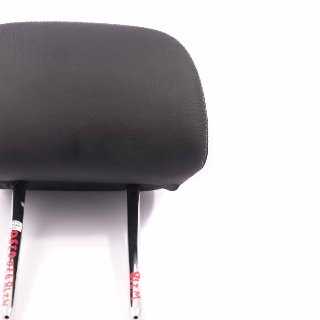 W218 Poggiatesta Sedile Posteriore Sinistro Destro CLS Pelle Nera per Mercedes con numero di parte A2189700250 Mercedes W218 Poggiatesta Sedile Posteriore Sinistro Destro CLS Pelle Nera - SKU A2189700250 - Numero di parte A2189700250