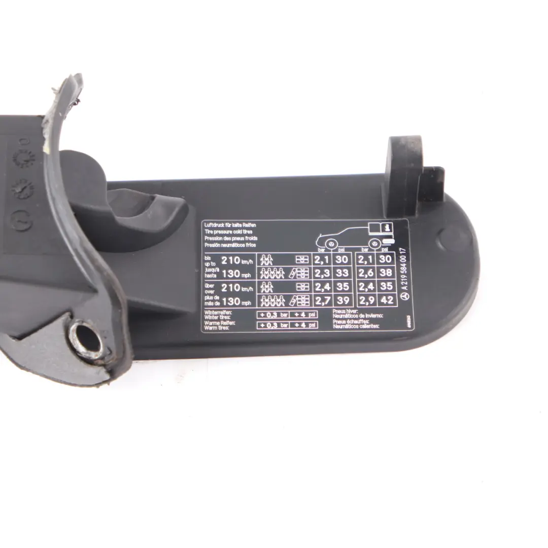 Mercedes CLS W219 Cerniera tappo serbatoio carburante - SKU A2196300082 - Numero di parte A2196300082