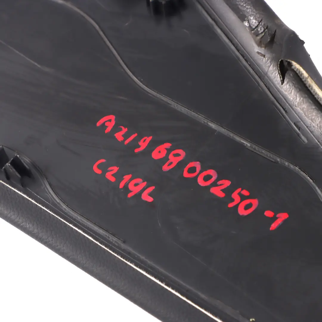 Boîtier tunnel console centrale partie gauche noir pour Mercedes C219 à propos du numéro de pièce A2196800250 Mercedes C219 Boîtier tunnel console centrale partie gauche noir - SKU A2196800250-1 - Numéro de pièce A2196800250