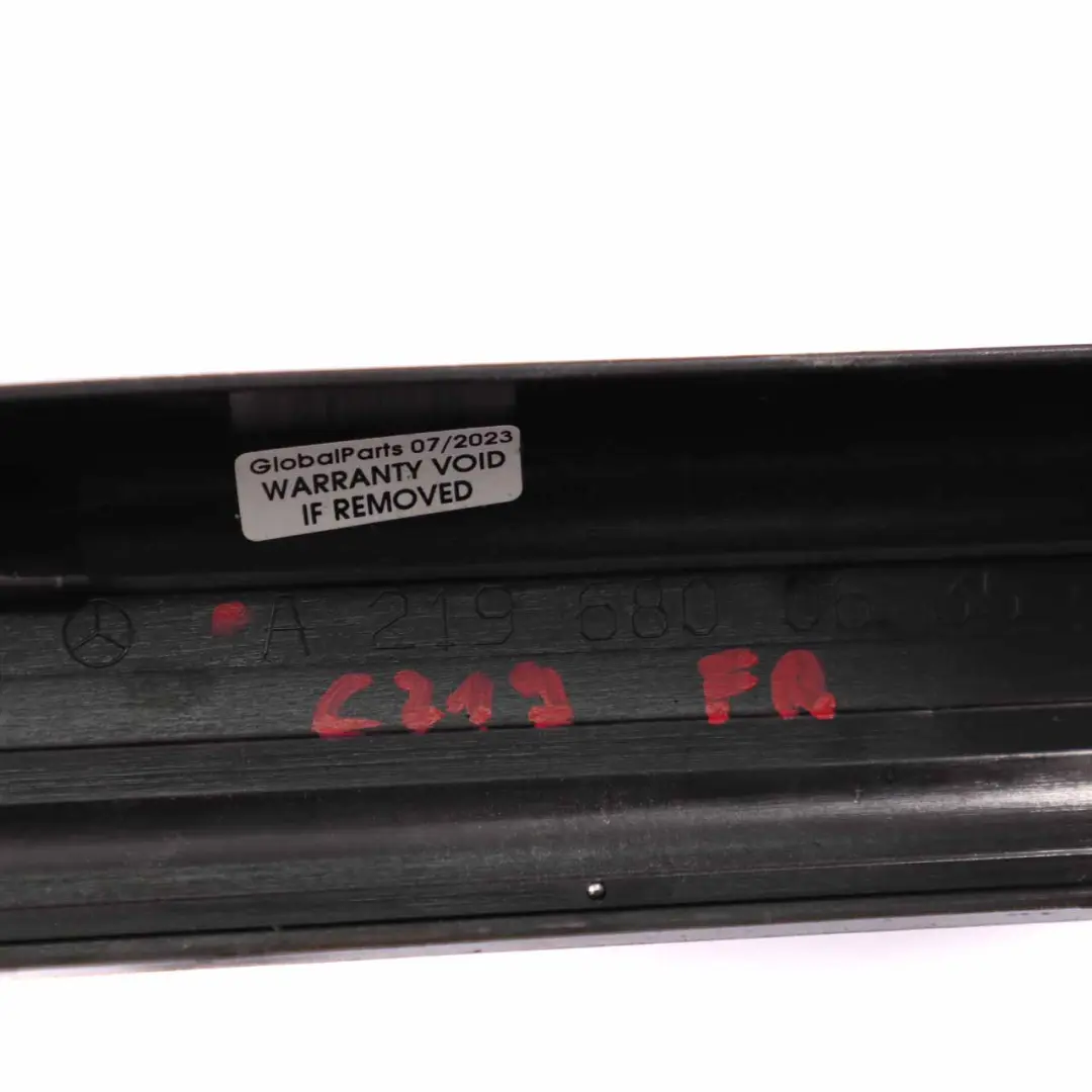 W219 Anteriore destro Rivestimento del gradino per Mercedes con numero di parte A2196800635 Mercedes W219 Anteriore destro Rivestimento del gradino - SKU A2196800635 - Numero di parte A2196800635