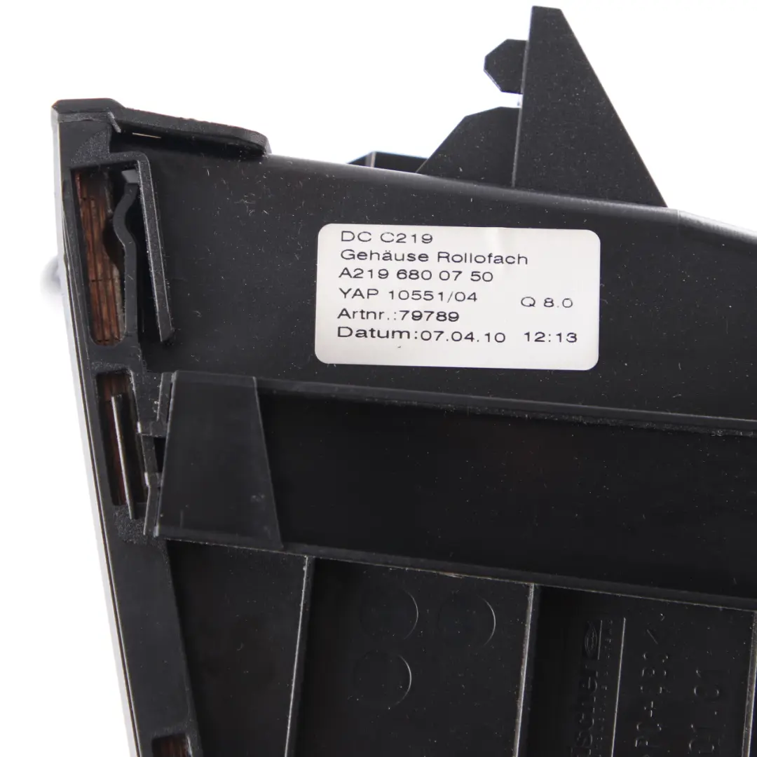 W219 Vassoio Console Centrale Vano Portaoggetti Legno per Mercedes CLS con numero di parte A2196800750 Mercedes CLS W219 Vassoio Console Centrale Vano Portaoggetti Legno - SKU A2196800750 - Numero di parte A2196800750