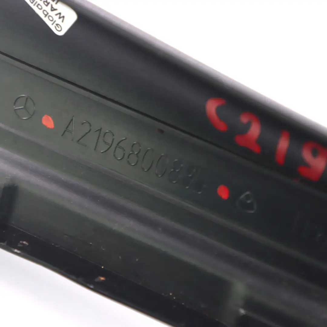 Listwa Nakładka Progowa Tylna Prawa do Mercedes C219 o numerze A2196800835 Mercedes C219 Listwa Nakładka Progowa Tylna Prawa - SKU A2196800835 - Numer Części A2196800835