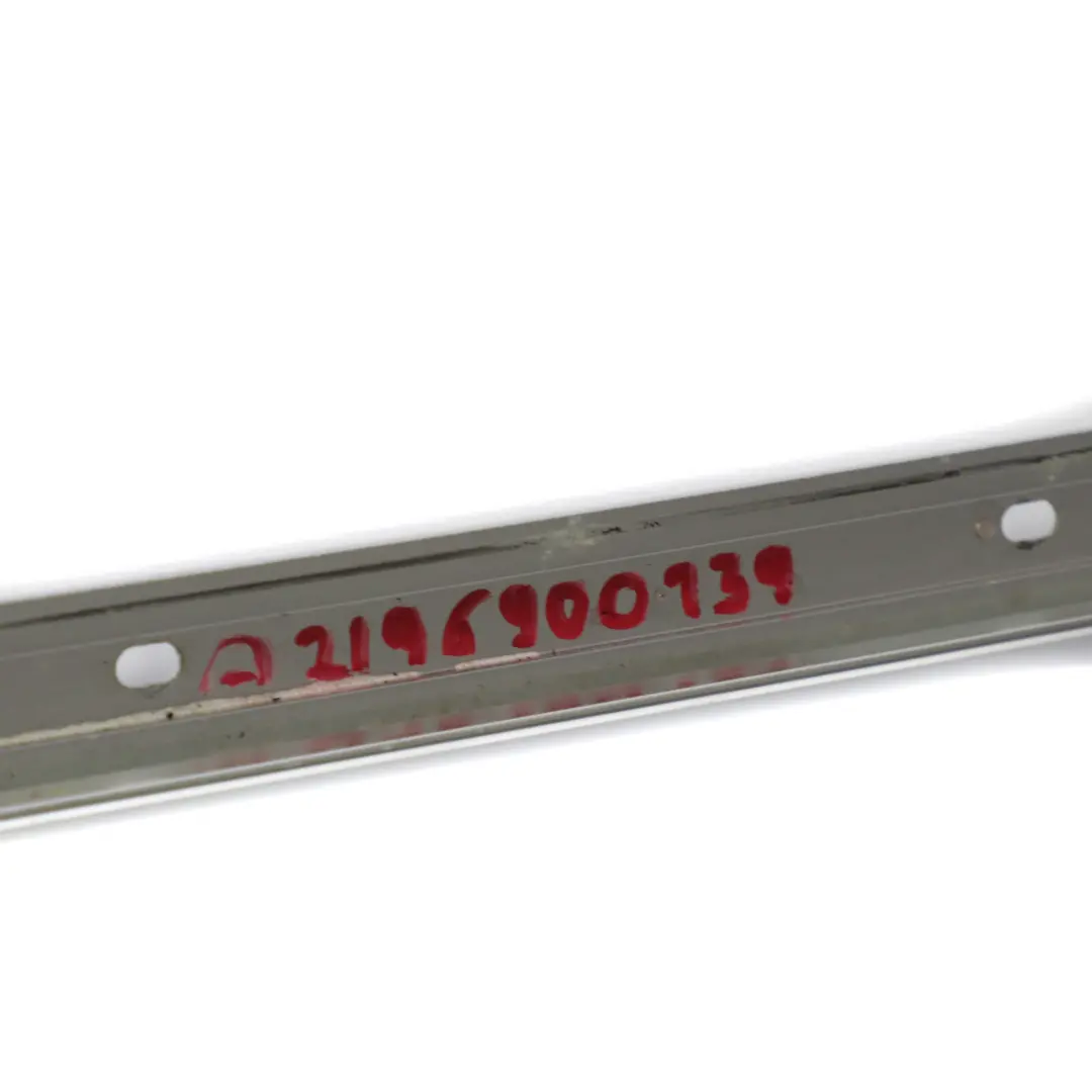 W219 Striscia del parapetto tetto sinistra Modanatura Striscia Cromo per Mercedes con numero di parte A2196900139 Mercedes W219 Striscia del parapetto tetto sinistra Modanatura Striscia Cromo - SKU A2196900139 - Numero di parte A2196900139