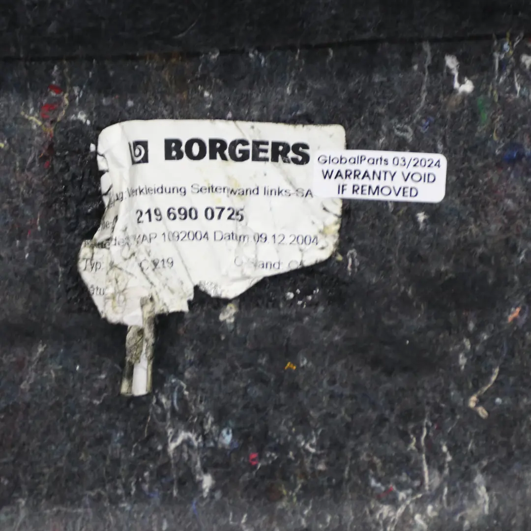 W219 Baule bagagliaio copertura pannello laterale sinistro per Mercedes con numero di parte A2196900725 Mercedes W219 Baule bagagliaio copertura pannello laterale sinistro - SKU A2196900725 - Numero di parte A2196900725