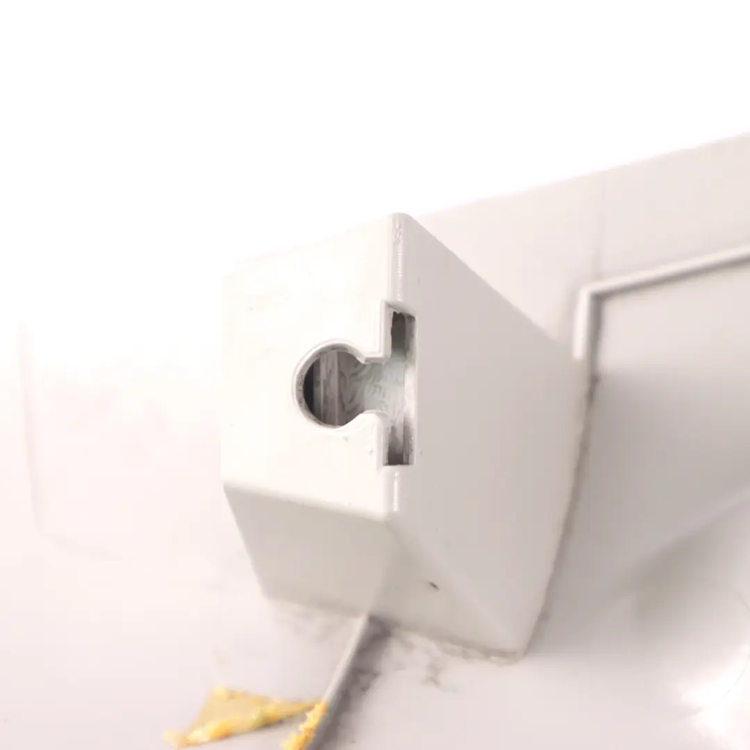 Osłona Obudowa Słupka C Lewa do Mercedes CLS C219 o numerze A2196901725 Mercedes CLS C219 Osłona Obudowa Słupka C Lewa - SKU A2196901725 - Numer Części A2196901725