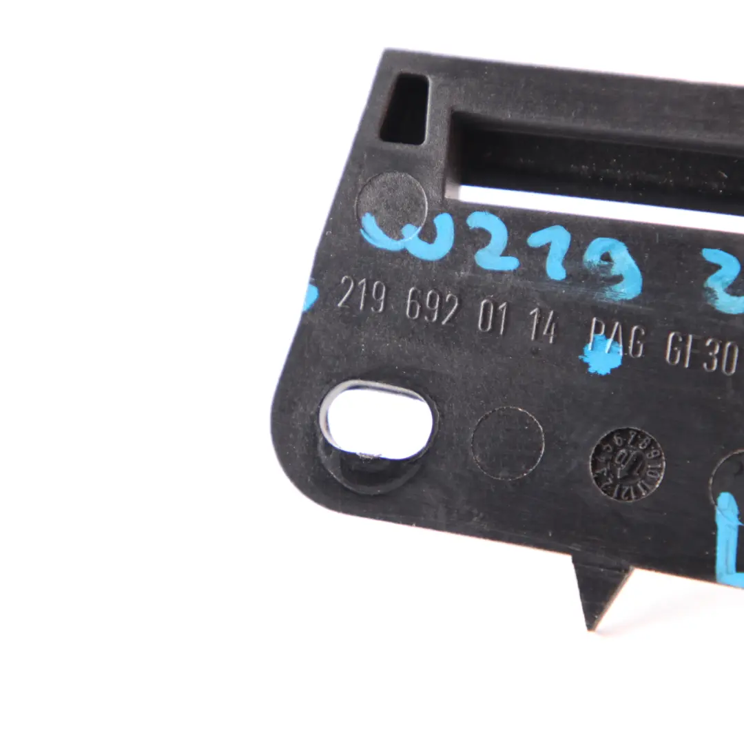 W219 Cache montant B gauche pour Mercedes CLS à propos du numéro de pièce A2196920114 Mercedes CLS W219 Cache montant B gauche - SKU A2196920114 - Numéro de pièce A2196920114