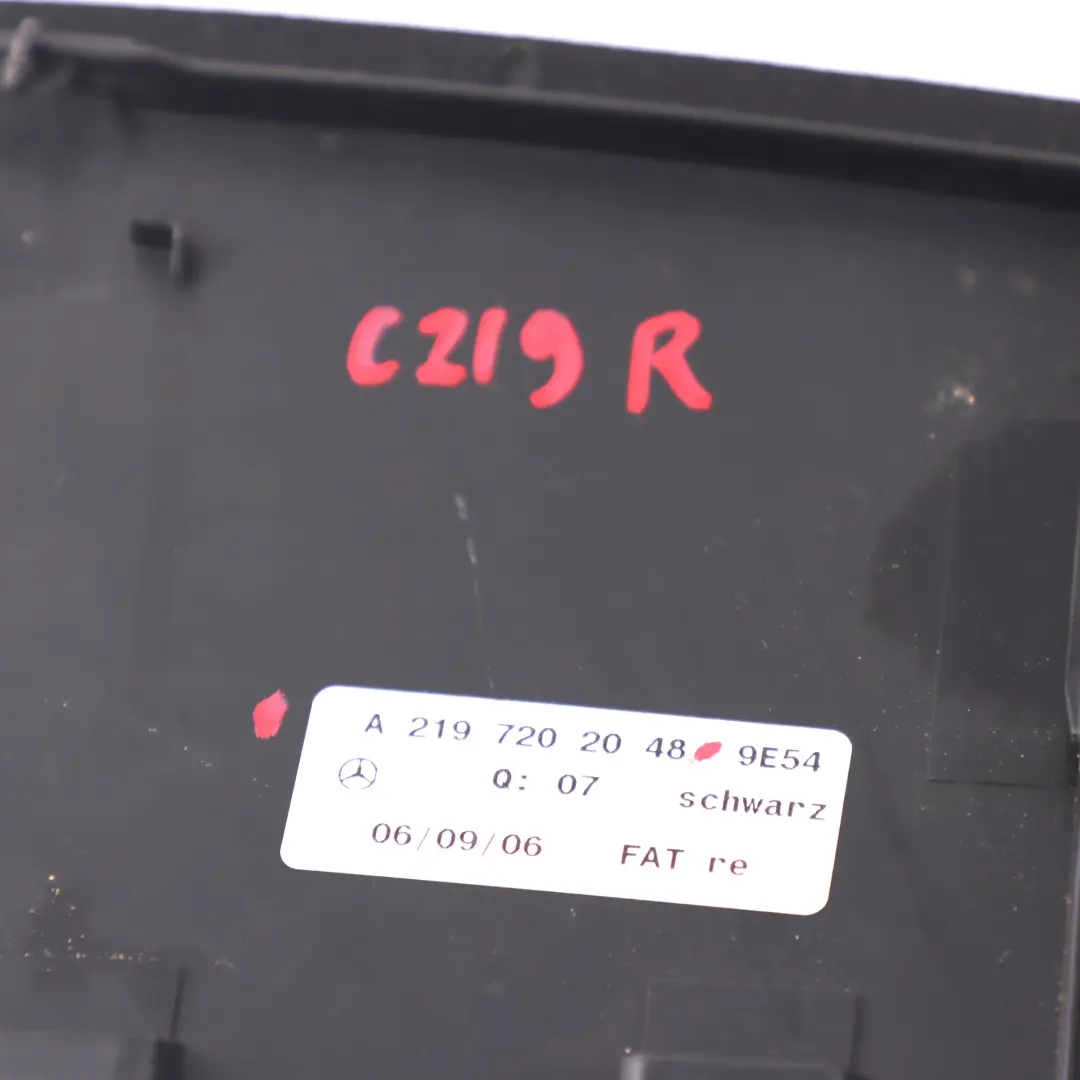 Tapa Tarjeta de Puerta Delantera Derecha Negro para Mercedes W251 con número de pieza A2197202048 Mercedes W251 Tapa Tarjeta de Puerta Delantera Derecha Negro - SKU A2197202048 - Número de pieza A2197202048