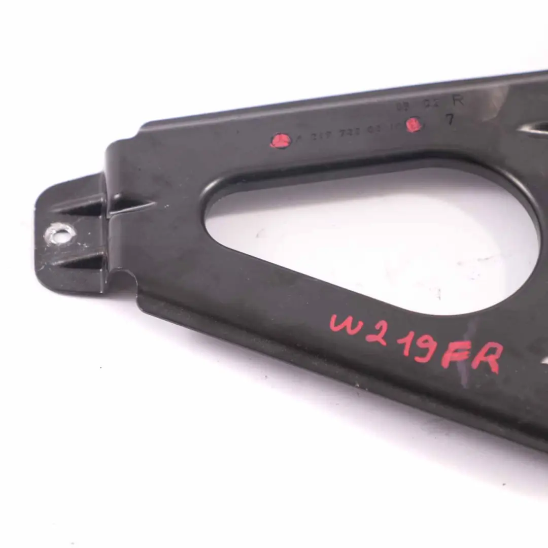 W219 tarjeta de puerta de montaje frontal derecho soporte para Mercedes con número de pieza A2197220214 Mercedes W219 tarjeta de puerta de montaje frontal derecho soporte - SKU A2197220214 - Número de pieza A2197220214