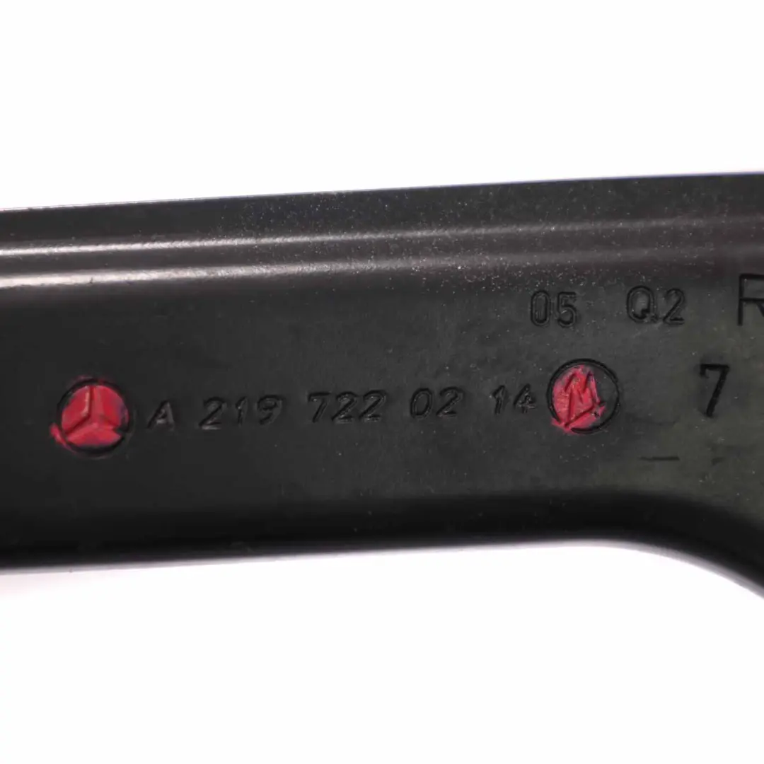 W219 tarjeta de puerta de montaje frontal derecho soporte para Mercedes con número de pieza A2197220214 Mercedes W219 tarjeta de puerta de montaje frontal derecho soporte - SKU A2197220214 - Número de pieza A2197220214