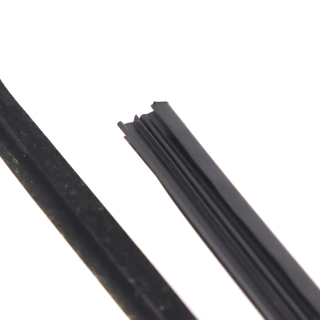 Fuera Ventana Carril Sellado Trasero Derecho Tira Trim para Mercedes C219 con número de pieza A2197300224 Mercedes C219 Fuera Ventana Carril Sellado Trasero Derecho Tira Trim - SKU A2197300224 - Número de pieza A2197300224