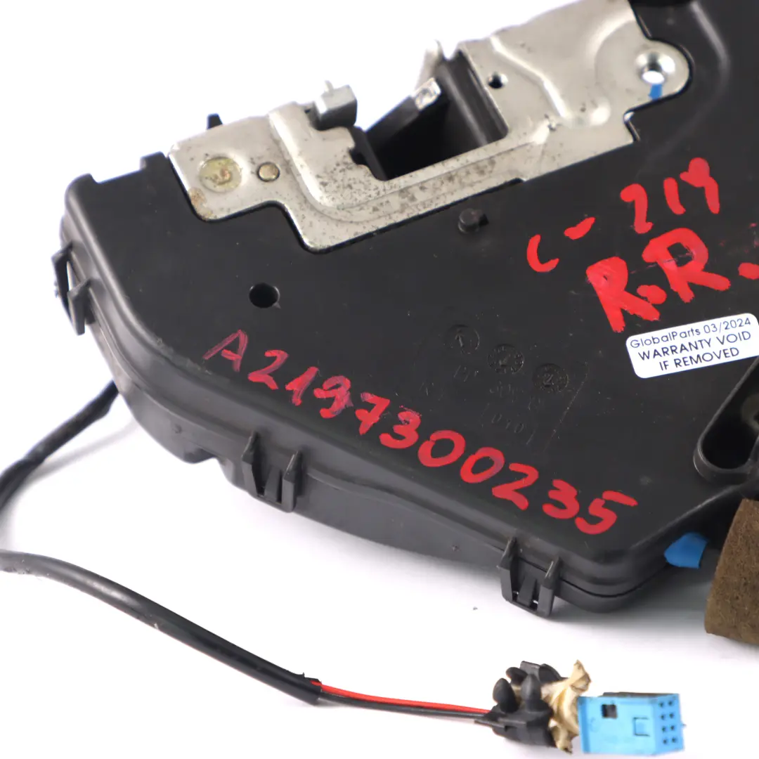 W219 Actuador motor pestillo puerta trasera derecha para Mercedes CLS con número de pieza A2197300235 Mercedes CLS W219 Actuador motor pestillo puerta trasera derecha - SKU A2197300235 - Número de pieza A2197300235