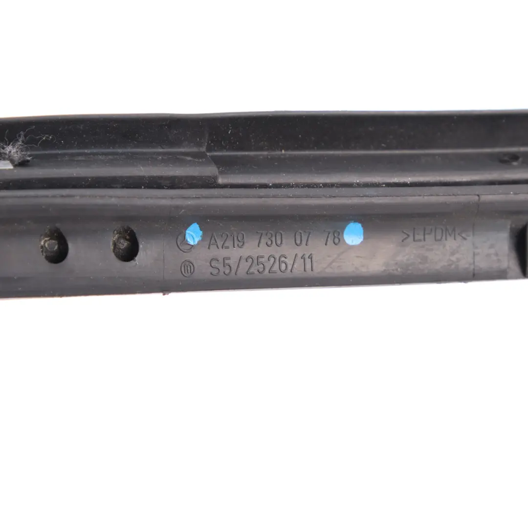 W219 Joint d Porte Fenêtre Guide Arrière Gauche Sealing pour Mercedes CLS à propos du numéro de pièce A2197300778 Mercedes CLS W219 Joint d Porte Fenêtre Guide Arrière Gauche Sealing - SKU A2197300778 - Numéro de pièce A2197300778