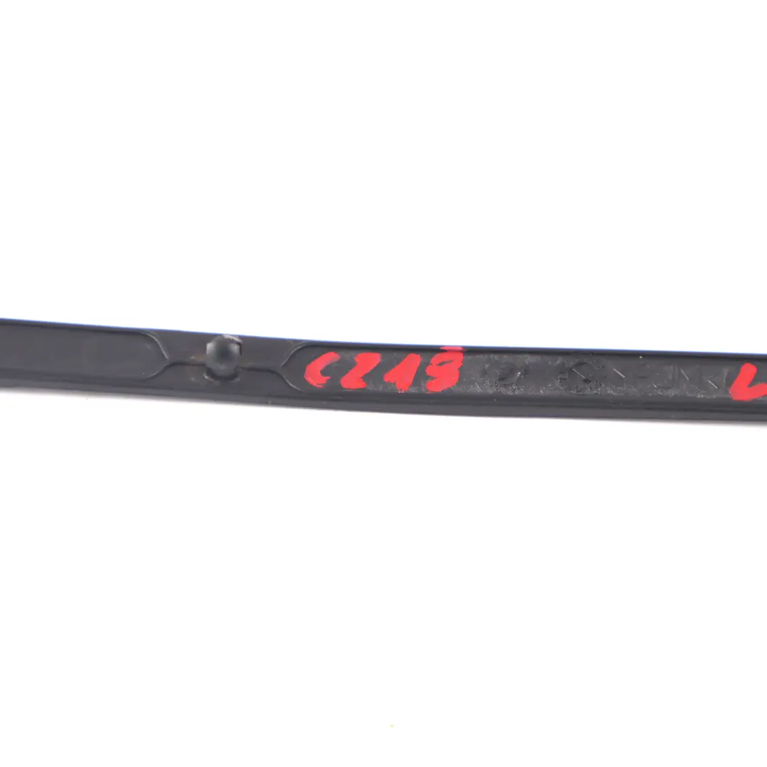 Rail Mercedes C219 Bande de joint guidage des portes arrière gauche pour à propos du numéro de pièce A2197370135 Rail Mercedes C219 Bande de joint guidage des portes arrière gauche - SKU A2197370135 - Numéro de pièce A2197370135