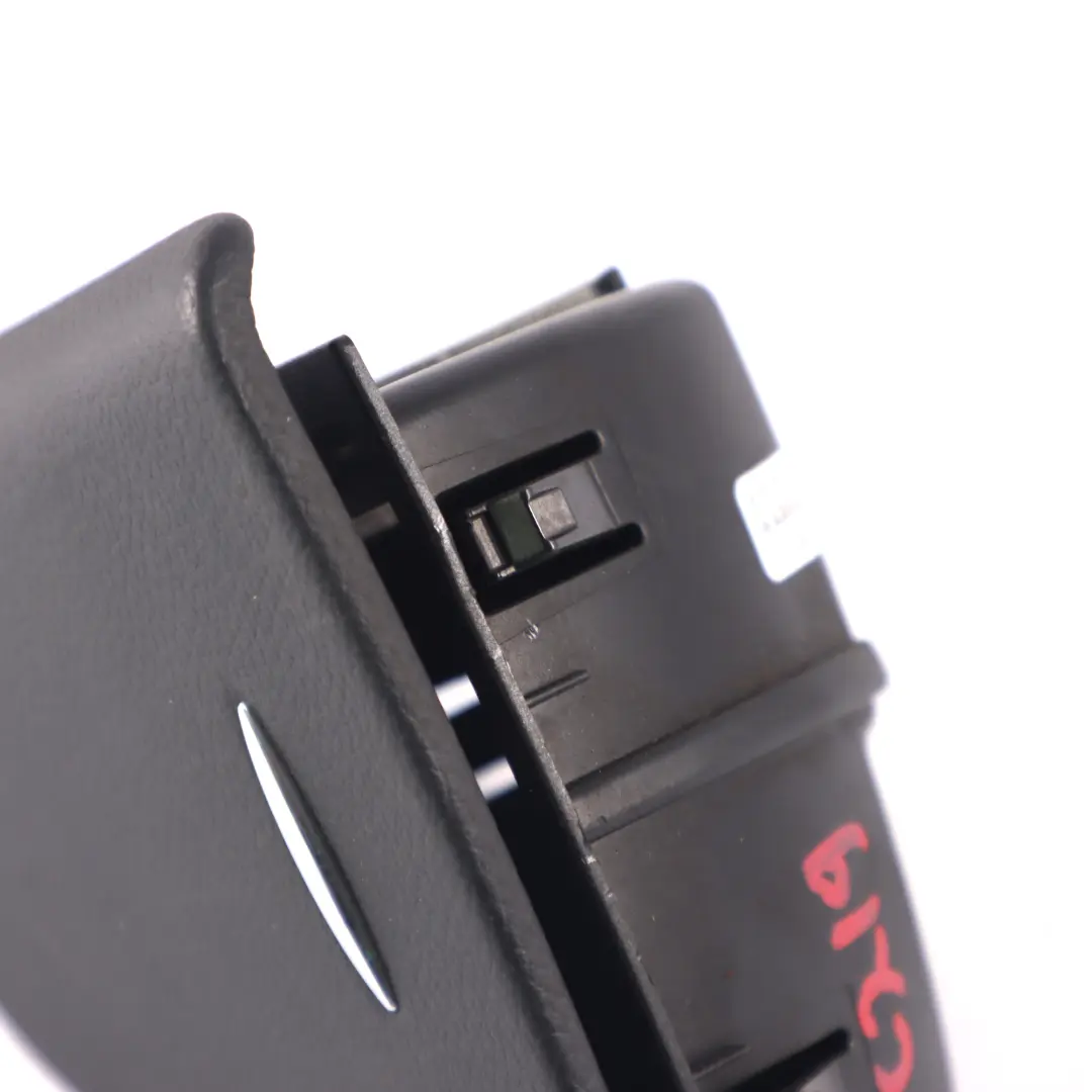 W219 Popielniczka Boczka Drzwi Prawy Tył do Mercedes o numerze A2198100230 Mercedes W219 Popielniczka Boczka Drzwi Prawy Tył - SKU A2198100230 - Numer Części A2198100230