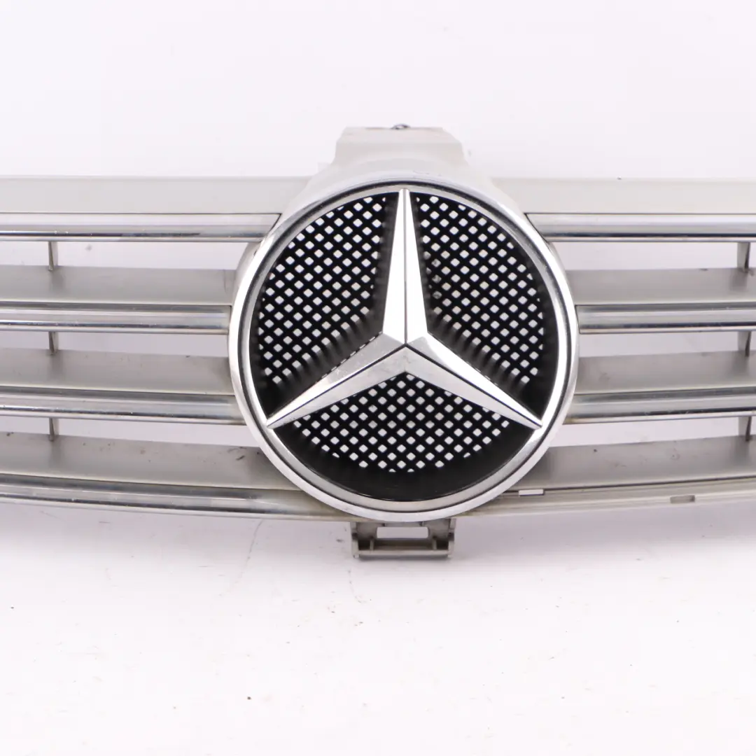 Garniture Panneau Garniture Radiateur Calandre Argent pour Mercedes C219 à propos du numéro de pièce A2198800083 Mercedes C219 Garniture Panneau Garniture Radiateur Calandre Argent - SKU A2198800083 - Numéro de pièce A2198800083