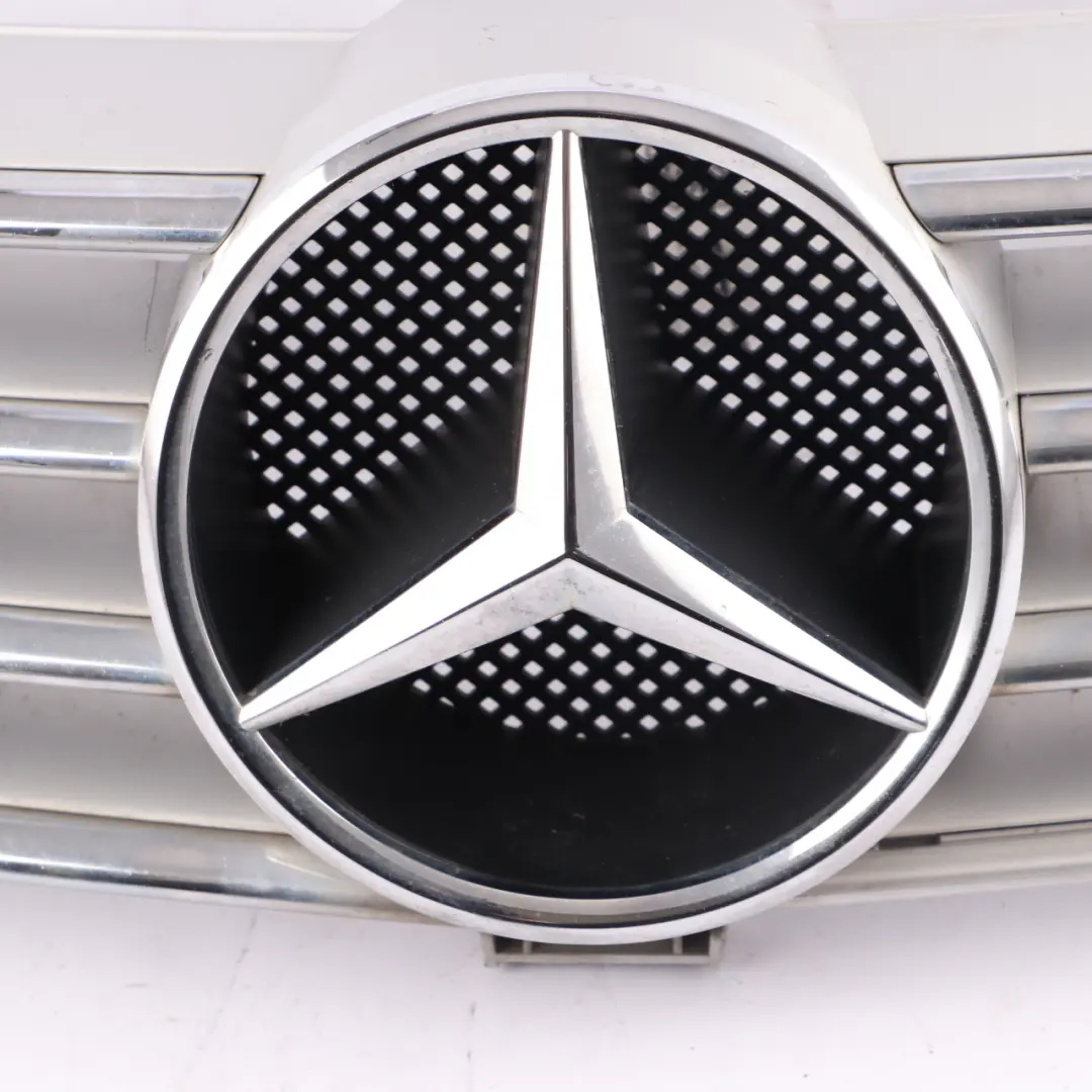 Garniture Panneau Garniture Radiateur Calandre Argent pour Mercedes C219 à propos du numéro de pièce A2198800083 Mercedes C219 Garniture Panneau Garniture Radiateur Calandre Argent - SKU A2198800083 - Numéro de pièce A2198800083