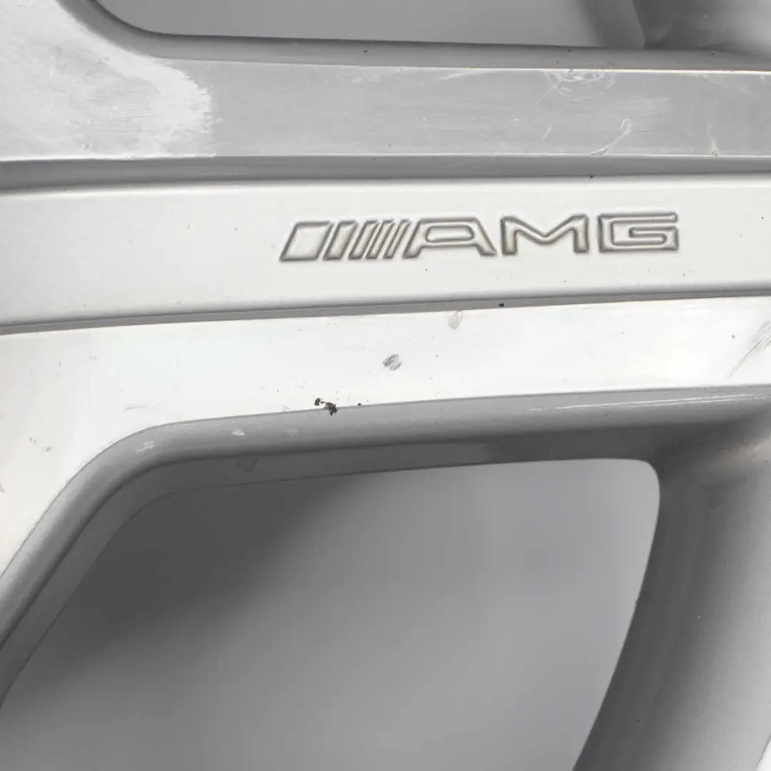 Silberne Leichtmetallfelge 19" 8,5J ET:43 für Mercedes W221 AMG mit Teilenummer A2214012602 Mercedes W221 AMG Silberne Leichtmetallfelge 19" 8,5J ET:43 - SKU A2214012602-1 - Teilenummer A2214012602