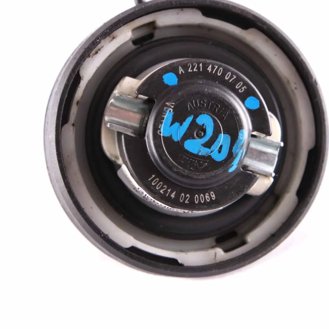 Tappo serbatoio Mercedes W204 W212 Copertura serbatoio nero per con numero di parte A2214700705 Tappo serbatoio Mercedes W204 W212 Copertura serbatoio nero - SKU A2214700705 - Numero di parte A2214700705