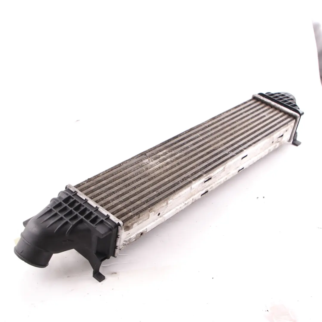 OM642 Enfriador aire carga intercooler Radiador para Mercedes W221 con número de pieza A2215001000 Mercedes W221 OM642 Enfriador aire carga intercooler Radiador - SKU A2215001000 - Número de pieza A2215001000