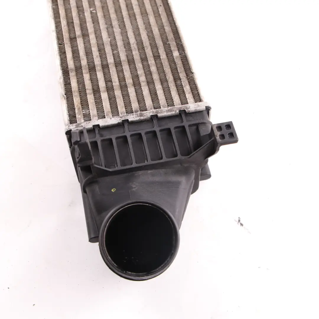 OM642 Intercooler Raffreddatore di carica Radiatore per Mercedes W221 con numero di parte A2215001000 Mercedes W221 OM642 Intercooler Raffreddatore di carica Radiatore - SKU A2215001000 - Numero di parte A2215001000