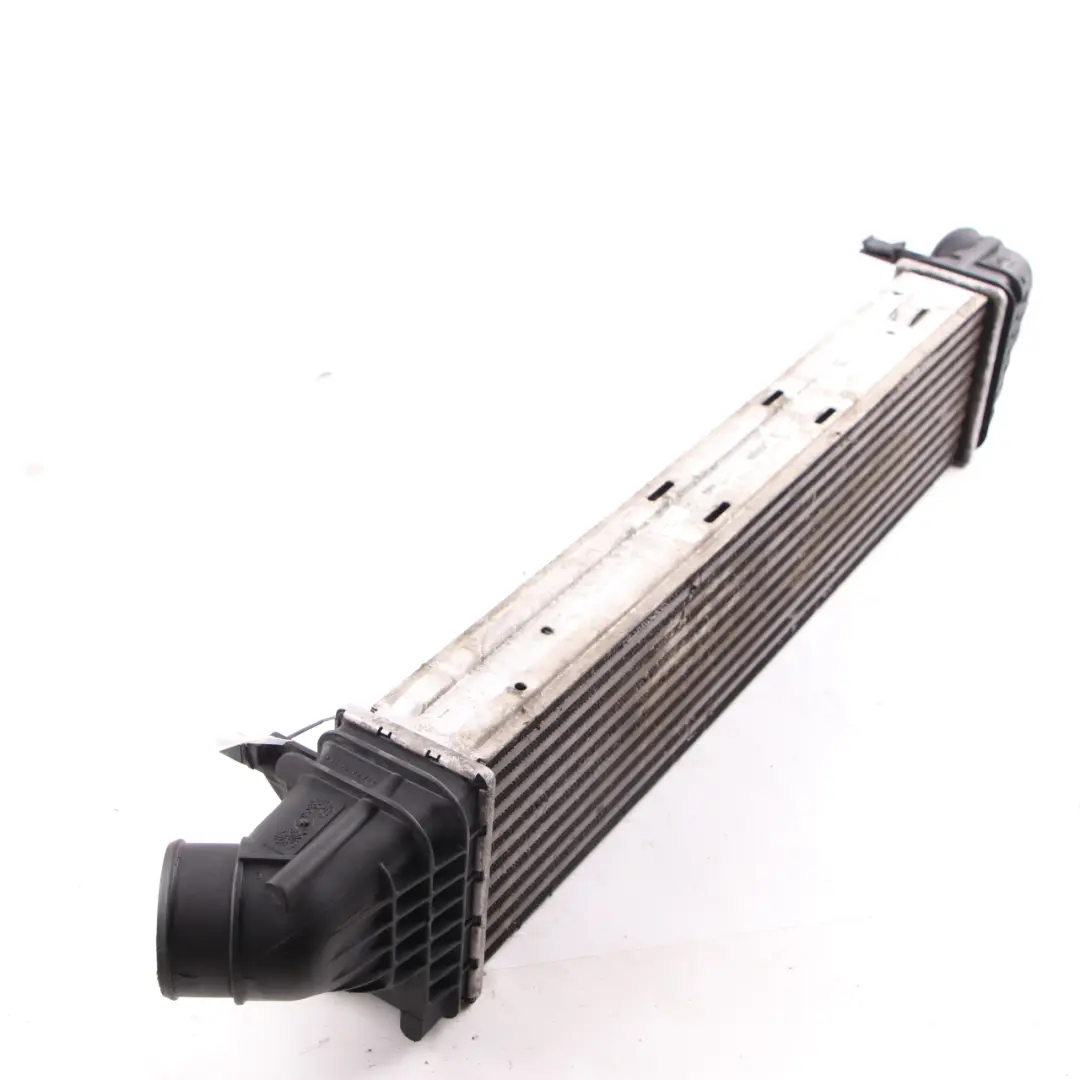 OM642 Intercooler Raffreddatore di carica Radiatore per Mercedes W221 con numero di parte A2215001000 Mercedes W221 OM642 Intercooler Raffreddatore di carica Radiatore - SKU A2215001000 - Numero di parte A2215001000
