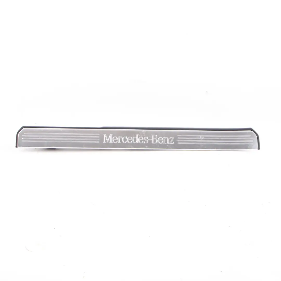 Peldaño Umbral Tapa Puerta Delantera Izquierda Entrada para Mercedes W221 con número de pieza A2216800135 Mercedes W221 Peldaño Umbral Tapa Puerta Delantera Izquierda Entrada - SKU A2216800135 - Número de pieza A2216800135
