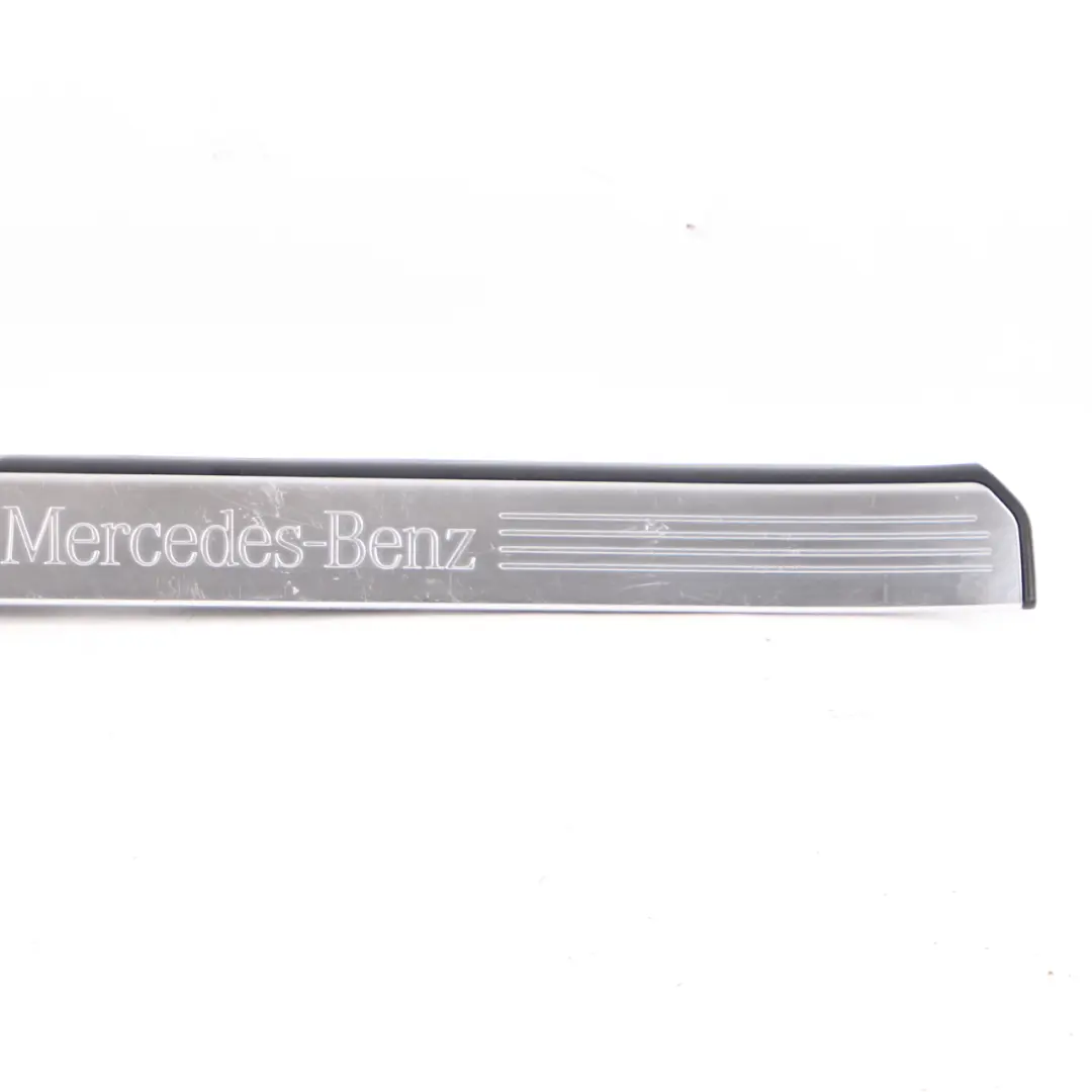 Copri Soglia Porta Anteriore Sinistra Ingresso Trim per Mercedes W221 con numero di parte A2216800135 Mercedes W221 Copri Soglia Porta Anteriore Sinistra Ingresso Trim - SKU A2216800135 - Numero di parte A2216800135