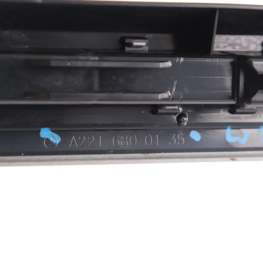 Copri Soglia Porta Anteriore Sinistra Ingresso Trim per Mercedes W221 con numero di parte A2216800135 Mercedes W221 Copri Soglia Porta Anteriore Sinistra Ingresso Trim - SKU A2216800135 - Numero di parte A2216800135