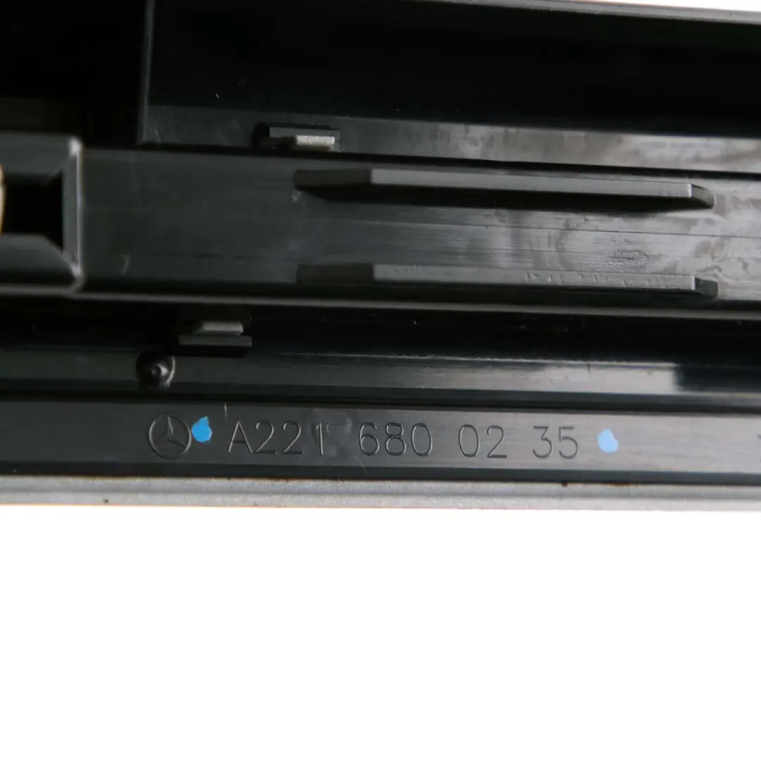 Tapa Entrada Delantera Derecha Embellecedor para Mercedes W221 con número de pieza A2216800235 Mercedes W221 Tapa Entrada Delantera Derecha Embellecedor - SKU A2216800235 - Número de pieza A2216800235