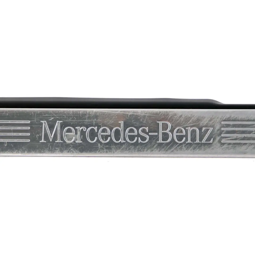Tapa Entrada Delantera Derecha Embellecedor para Mercedes W221 con número de pieza A2216800235 Mercedes W221 Tapa Entrada Delantera Derecha Embellecedor - SKU A2216800235 - Número de pieza A2216800235