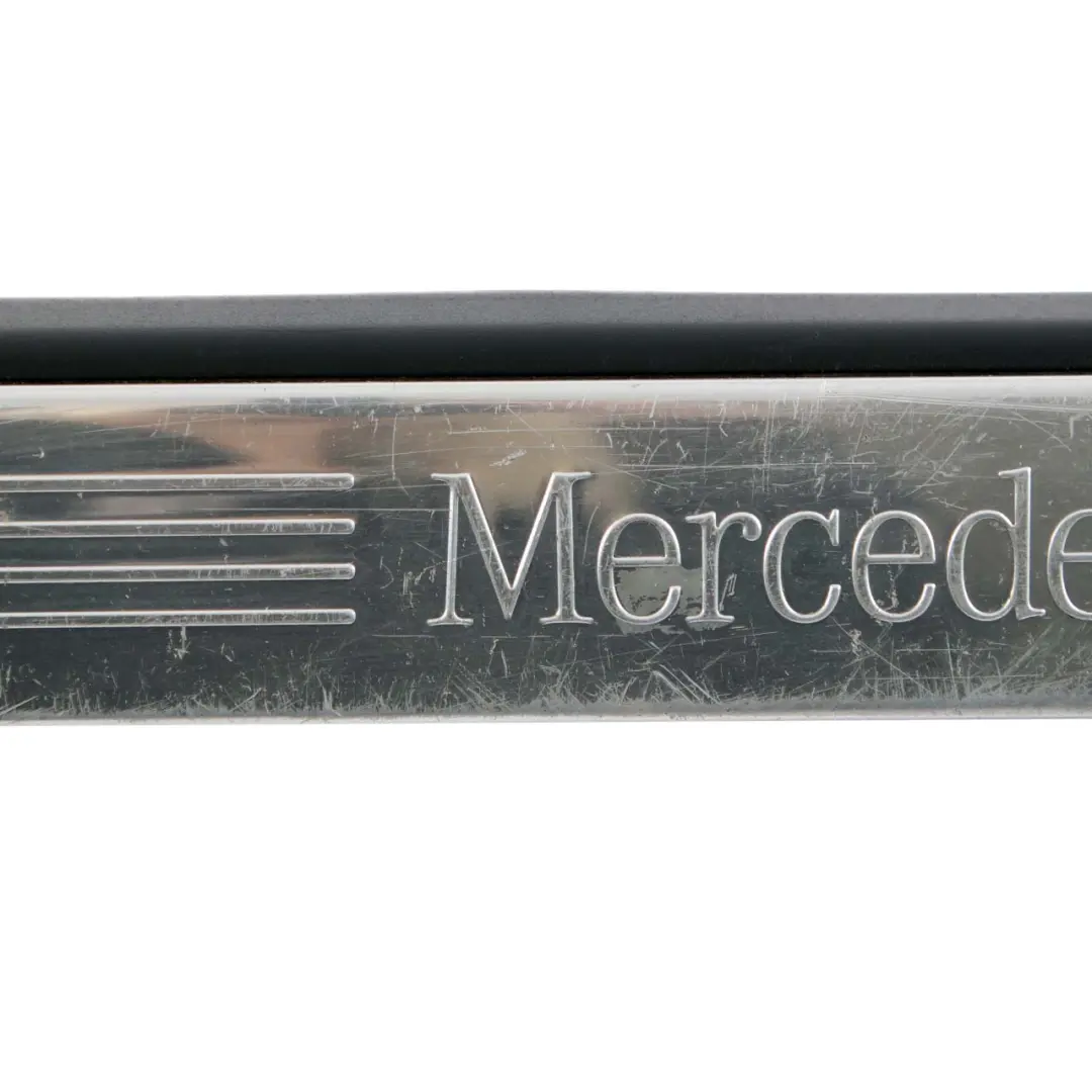 Listwa Nakładka Progu Przednia Prawa do Mercedes W221 o numerze A2216800235 Mercedes W221 Listwa Nakładka Progu Przednia Prawa - SKU A2216800235 - Numer Części A2216800235