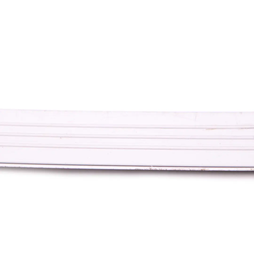 Panneau d'habillage de seuil de porte avant droite pour Mercedes W221 à propos du numéro de pièce A2216800435 Mercedes W221 Panneau d'habillage de seuil de porte avant droite - SKU A2216800435 - Numéro de pièce A2216800435