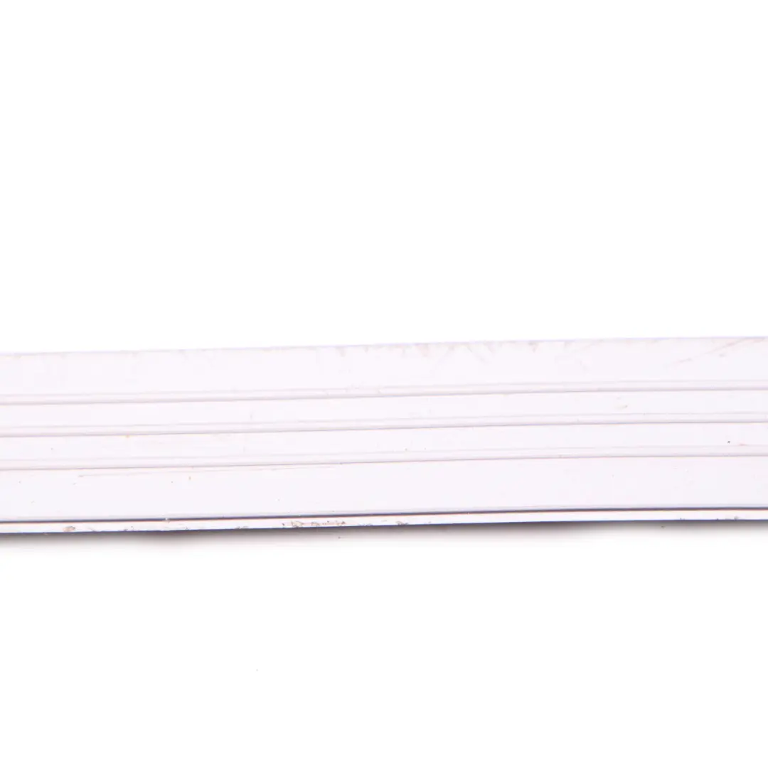 Panneau d'habillage de seuil de porte avant droite pour Mercedes W221 à propos du numéro de pièce A2216800435 Mercedes W221 Panneau d'habillage de seuil de porte avant droite - SKU A2216800435 - Numéro de pièce A2216800435