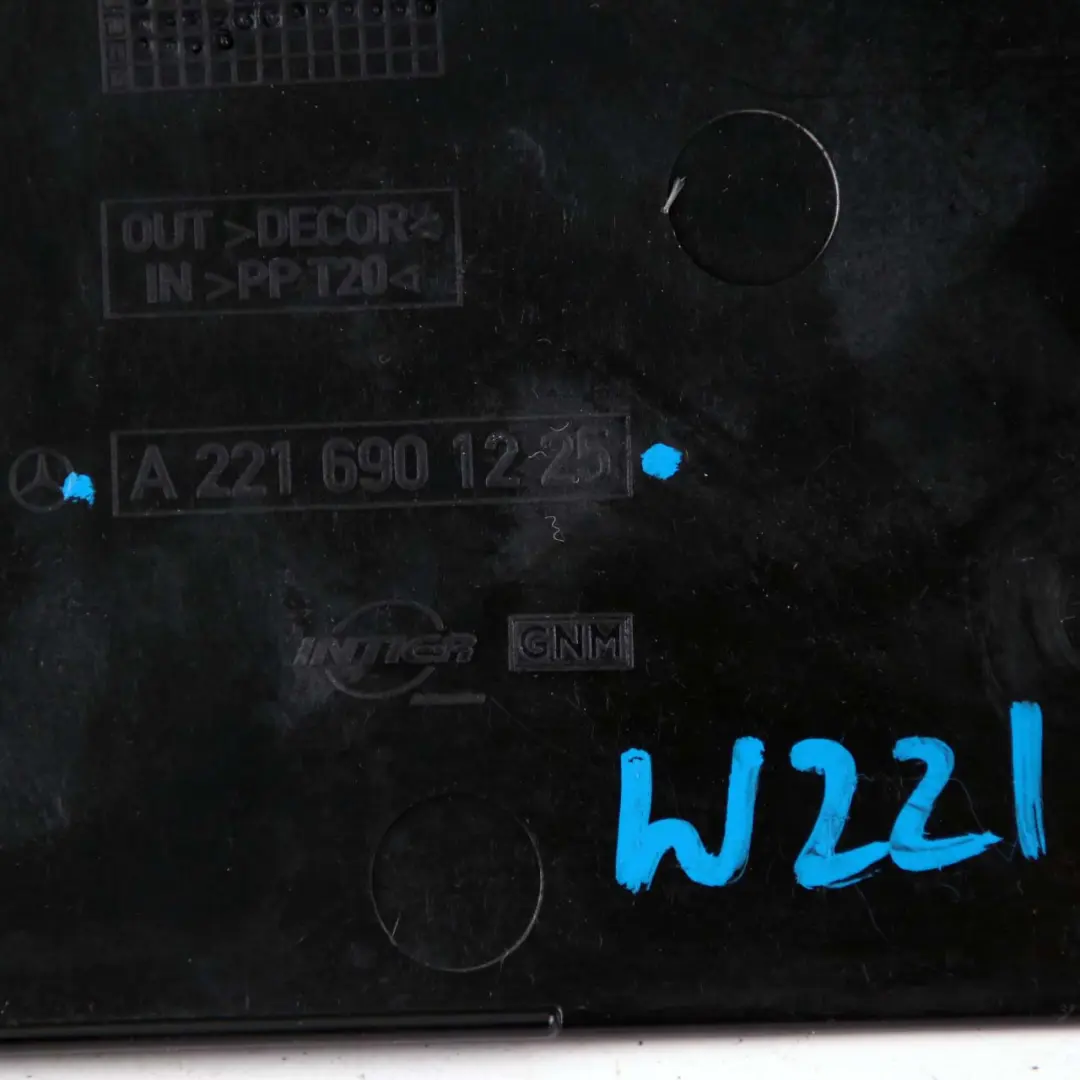 Poszycie Osłona Słupka Prawa Dolna do Mercedes W221 o numerze A2216901225 Mercedes W221 Poszycie Osłona Słupka Prawa Dolna - SKU A2216901225 - Numer Części A2216901225