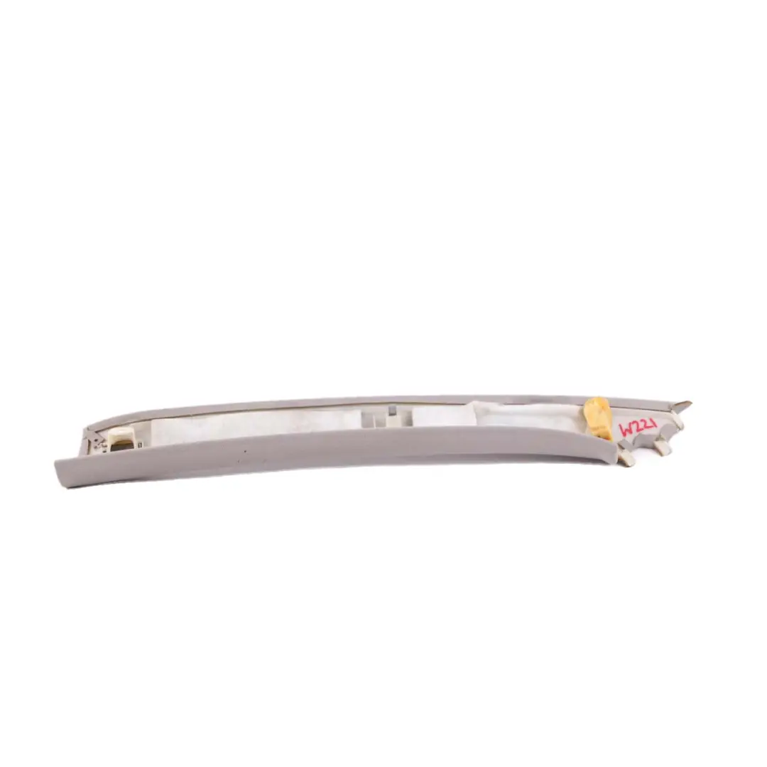 Couvercle de garniture de pilier A avant droit gris pour Mercedes W221 à propos du numéro de pièce A2216901425 Mercedes W221 Couvercle de garniture de pilier A avant droit gris - SKU A2216901425 - Numéro de pièce A2216901425
