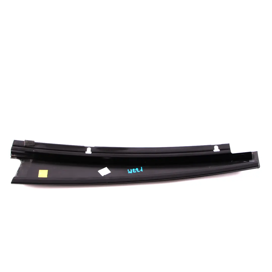Mercedes W221 Parte trasera izquierda Embellecedor pilar puerta - SKU A2216901987 - Número de pieza A2216901987