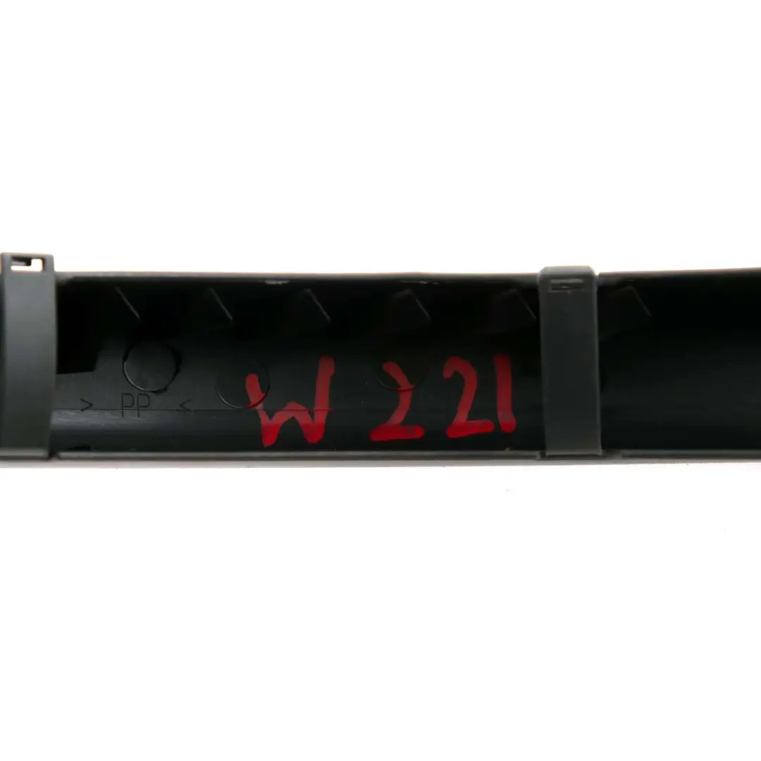 Mercedes W221 Couvercle coffre arrière gauche Cache charnière Noir - SKU A2216930117 - Numéro de pièce A2216930117