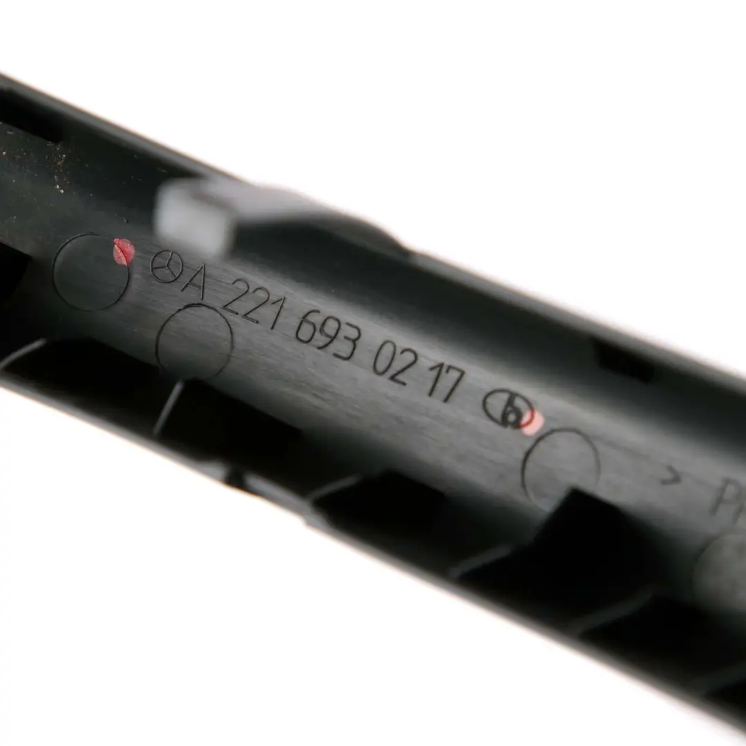 Coperchio baule posteriore destro cerniera nero per Mercedes W221 con numero di parte A2216930217 Mercedes W221 Coperchio baule posteriore destro cerniera nero - SKU A2216930217 - Numero di parte A2216930217